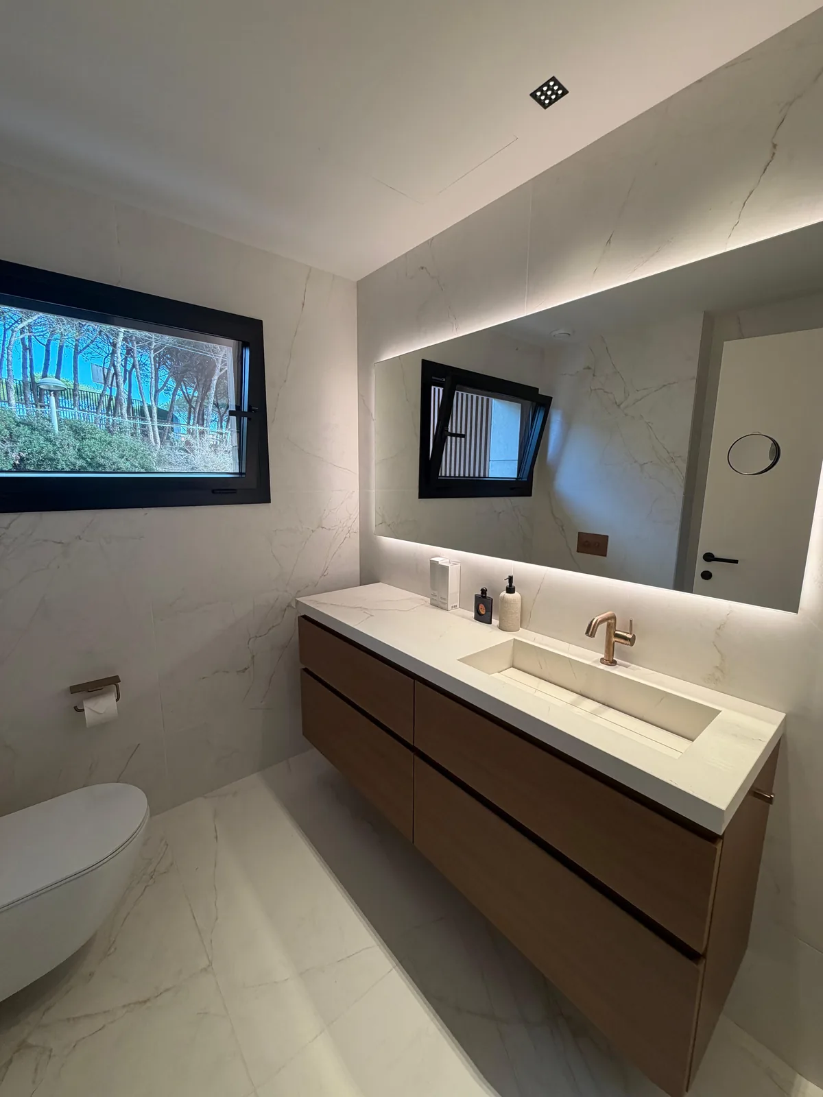 Bathroom in stone with a freestanding bath