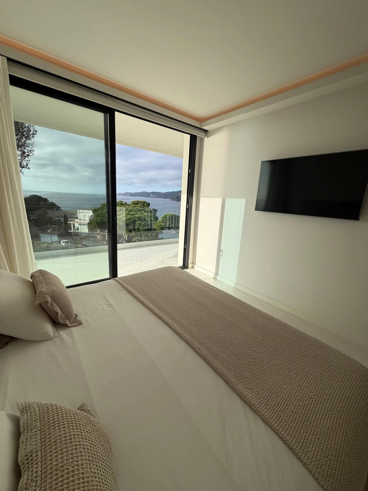 Bedroom opening onto the upper terrace