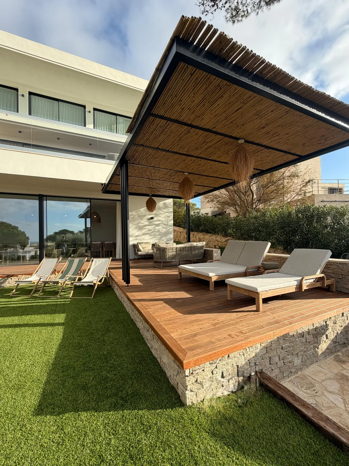 Covered terrace above the garden