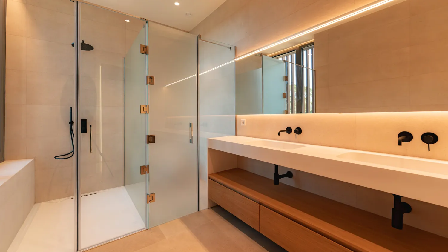 En-suite bathroom in stone and wood