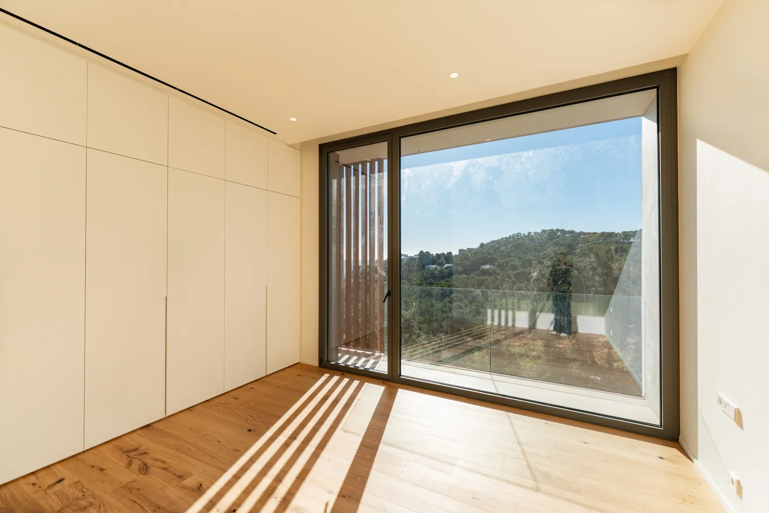 Bedroom with a window onto the pines