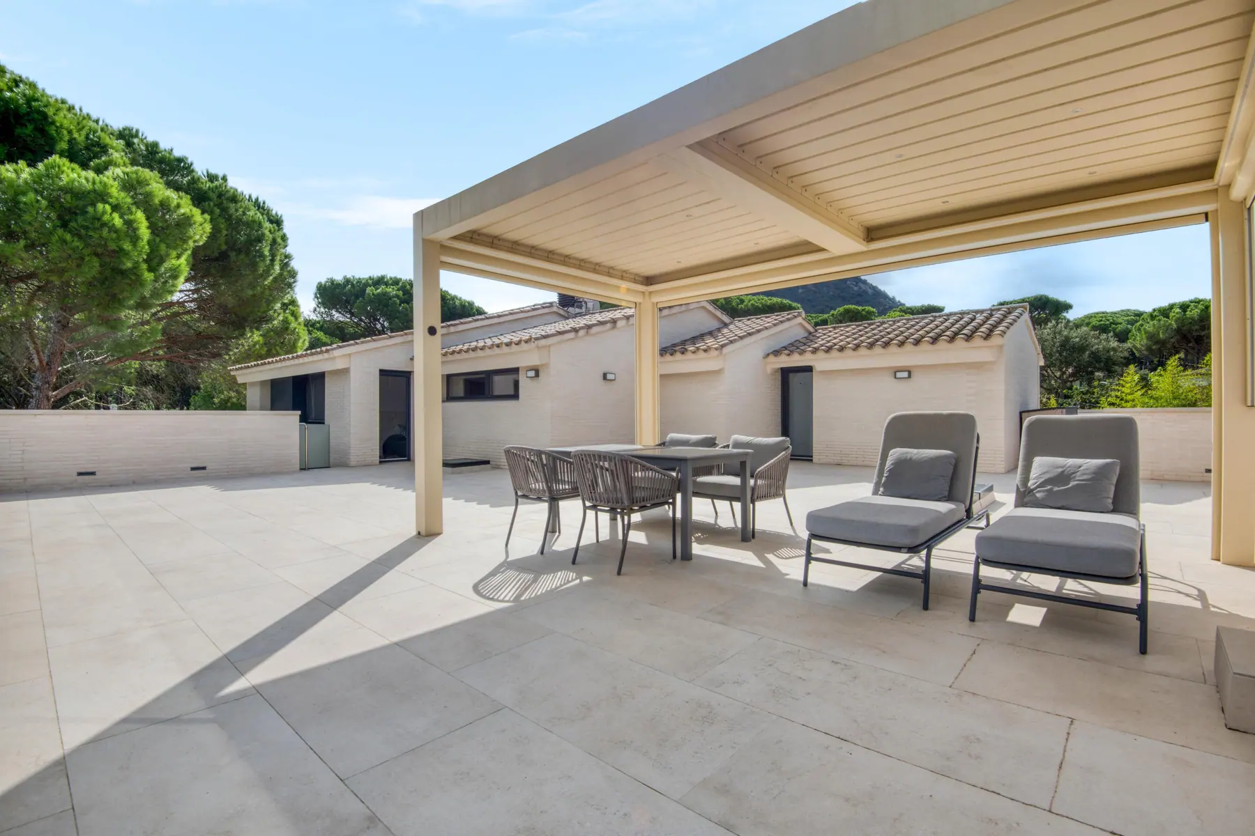 Covered terrace with outdoor lounge