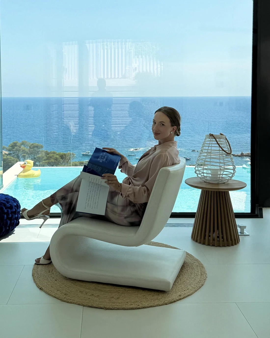 Katya of VivendaNova in the living room of Villa Rosamar