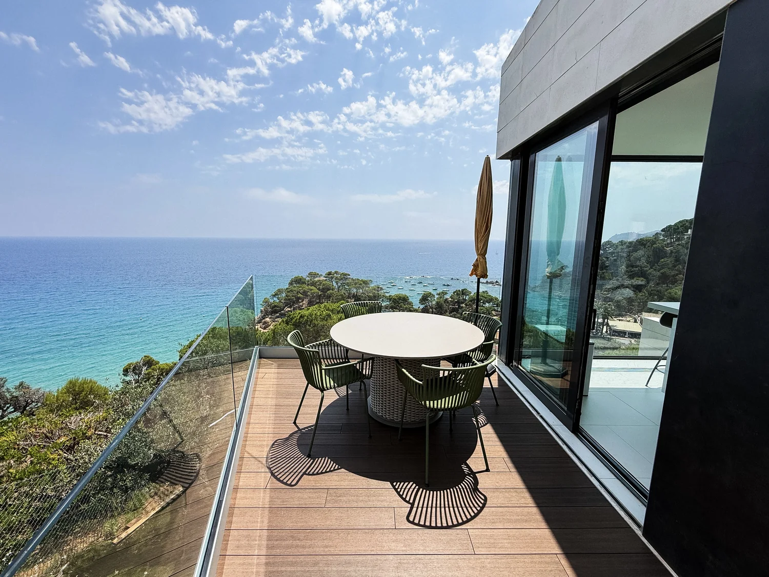 The terrace table above the bay