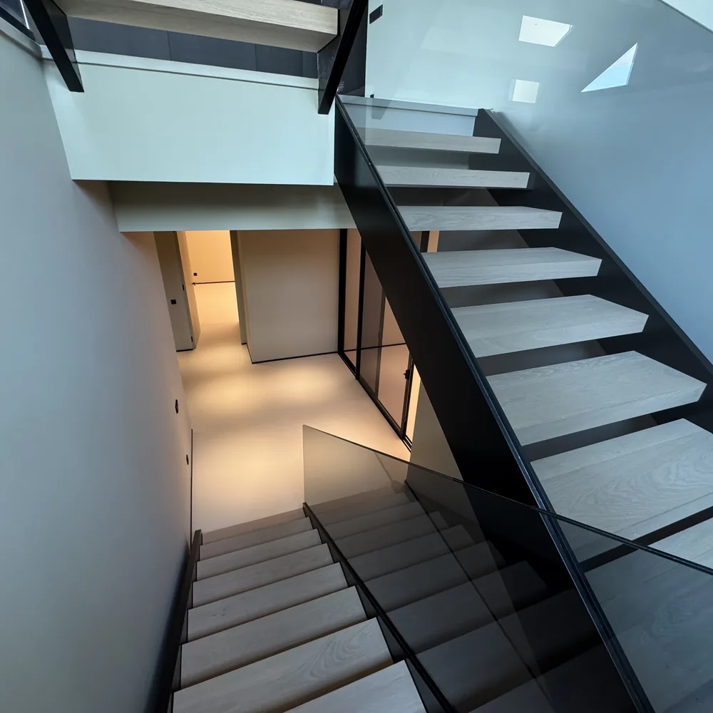 The open staircase in steel, oak and glass