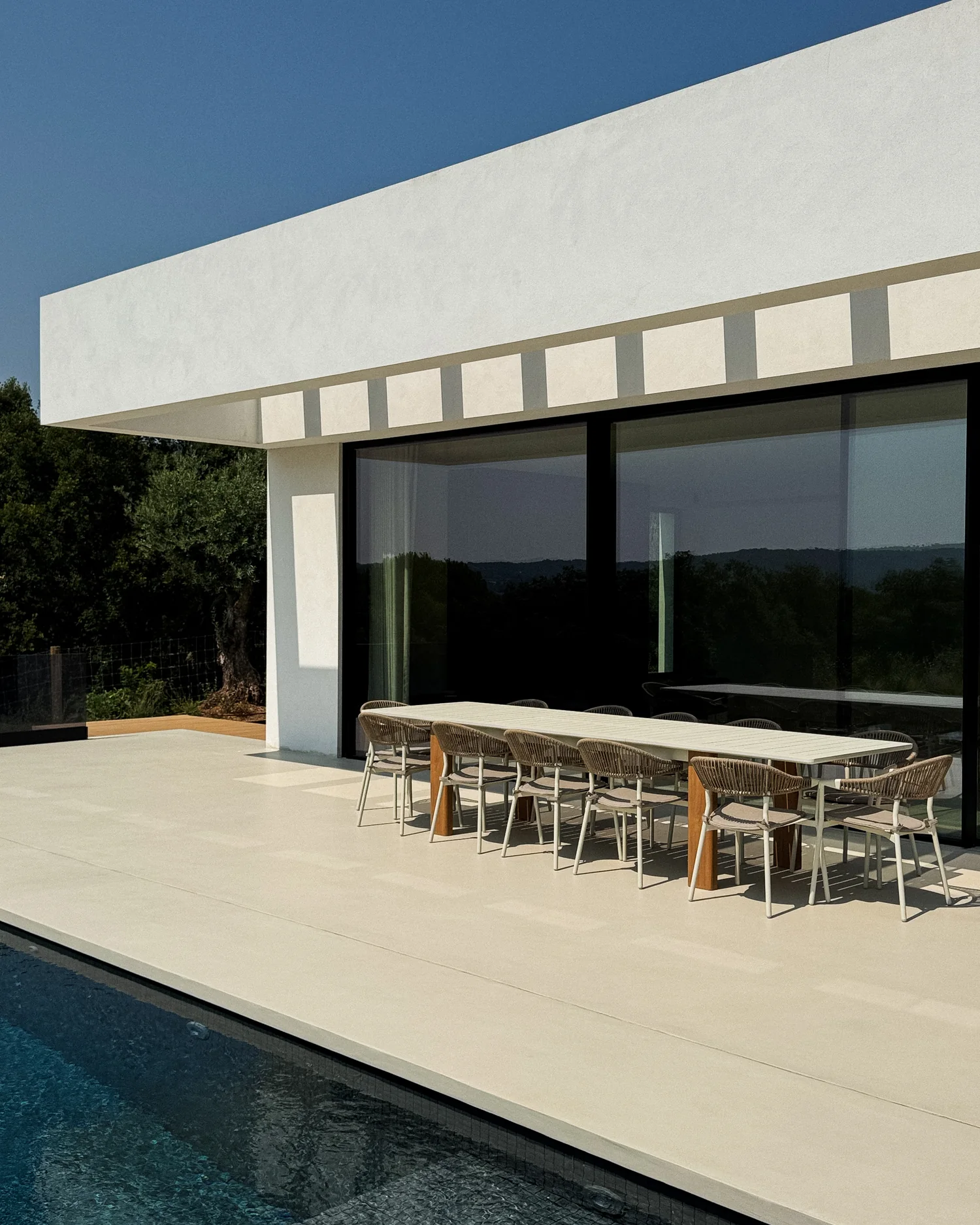 The terrace, the dining table and the pool of Villa Santa Cristina
