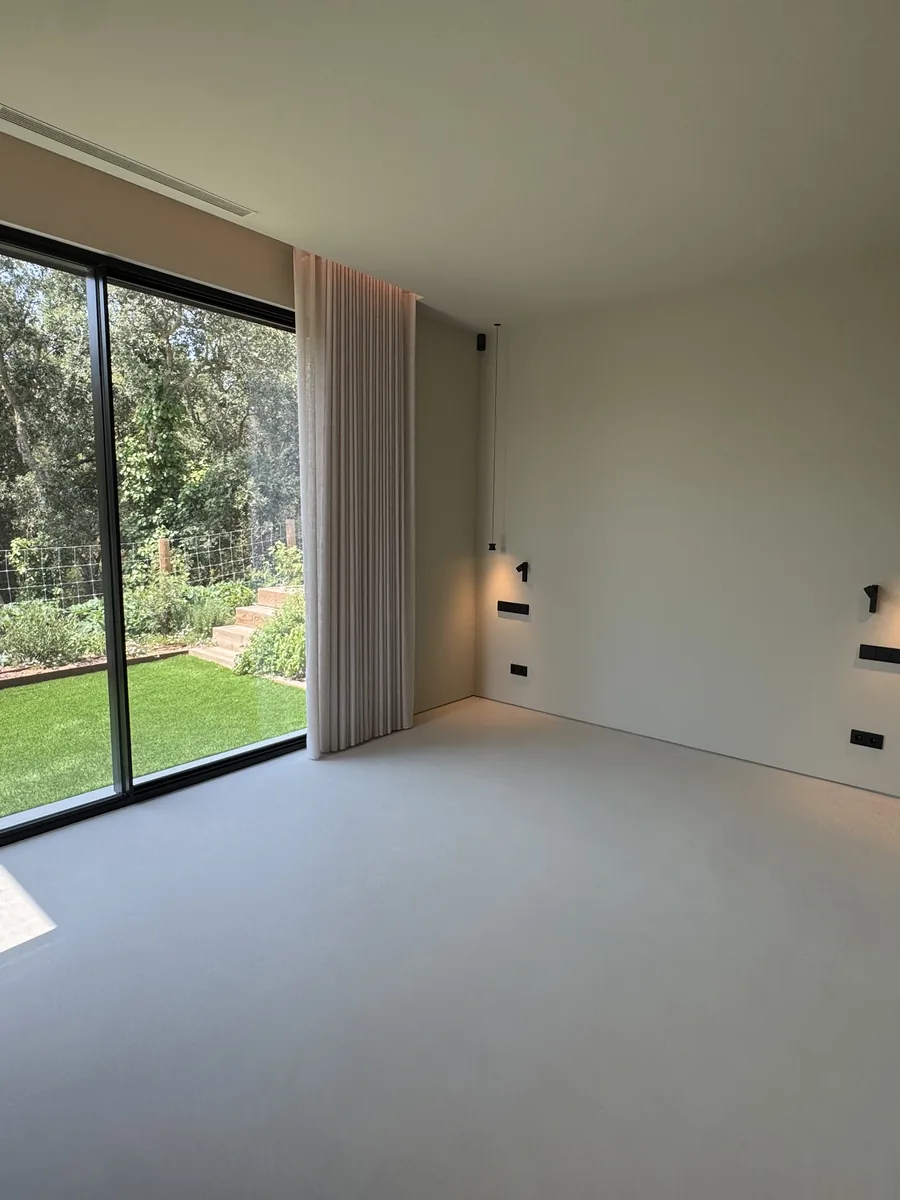 Bedroom opening onto the garden