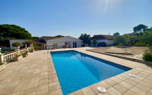 Casa Magnolia, Villa with Pool and Garden, Cala Canyelles