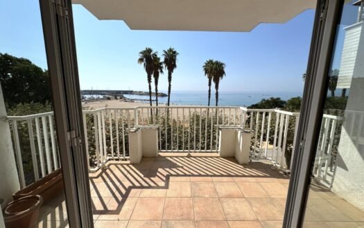 Seafront Apartment with Terrace and Sea Views, Blanes